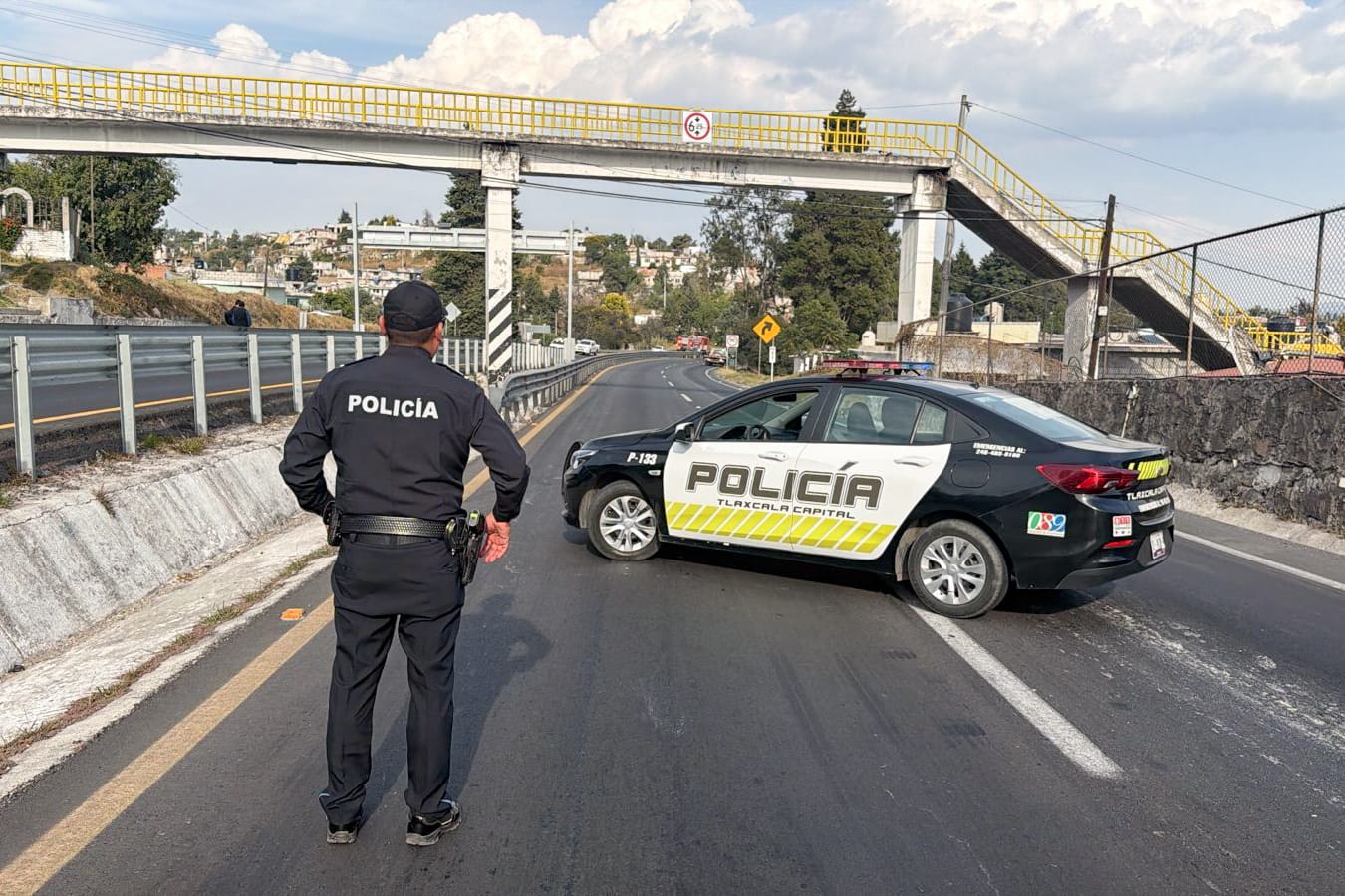 Abandera Policía de la capital zona de Tizatlán donde volcó una pipa de gasolina y las vías alternas
